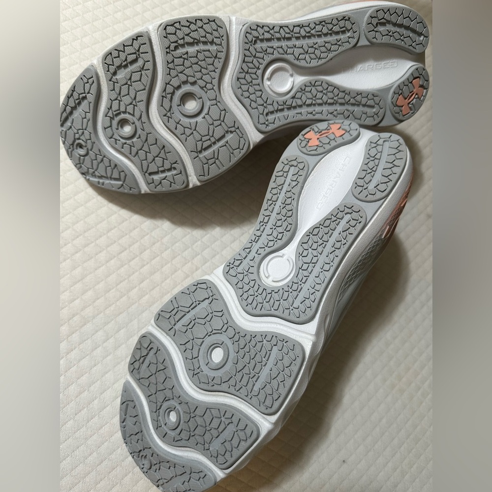 Under Armour Woman’s Sneaker size 7 1/2 gray. Never been wornn🤍 - Picture 6 of 12